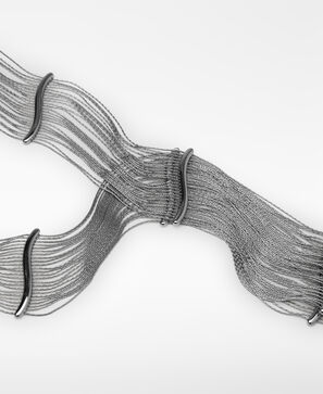 Articulated metal thread necklace