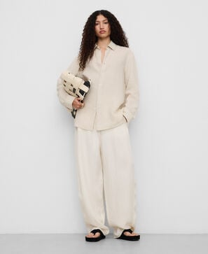 Flowing trousers with forward seam