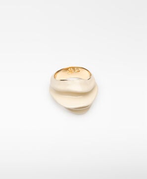 Anel com relevo em metal lacado