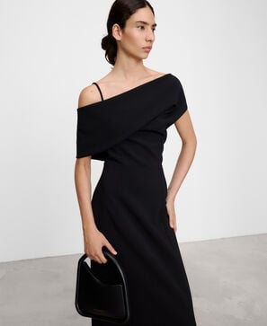 Robe ajust&eacute;e &agrave; d&eacute;collet&eacute; drap&eacute;