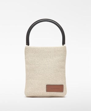 Bolso de mano textura rafia bordado