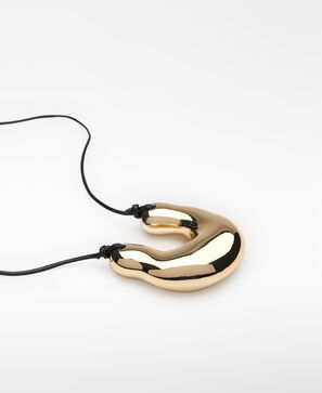 Collar pieza met&aacute;lica forma org&aacute;nica