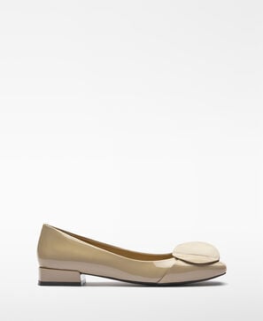 Patent leather heeled ballerina woman