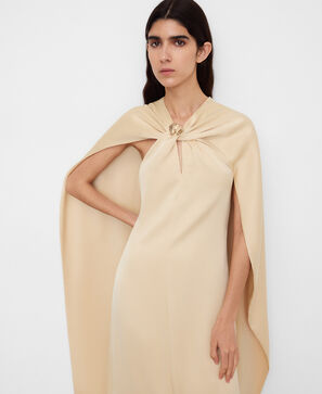 Robe longue en satin avec cape dans le dos