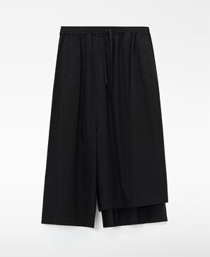 Asymmetrische Bermudashorts mit &Uuml;berlagerung