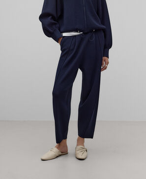 Pantal&oacute;n pinzas punto azul marino mujer