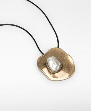 Metal piece necklace with pearl woman