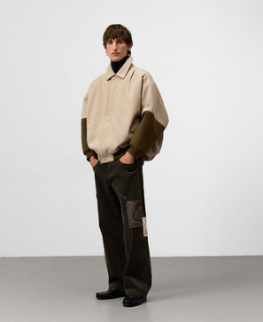 Calças de veludo cotelê para homem.