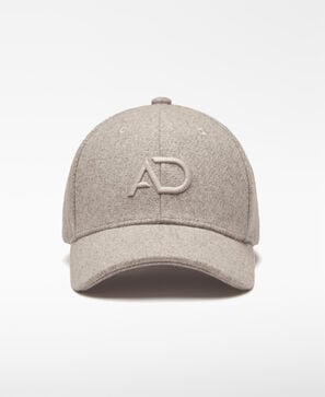 Embroidered logo cap man
