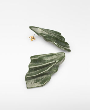 Embossed resin earrings woman