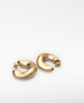 Irregular metal hoops woman