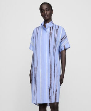Seersucker-Kleid mit unregelm&auml;&szlig;igen Streifen