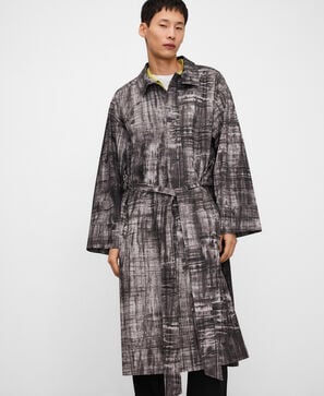 Gabardina oversize estampada con capa