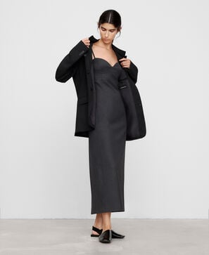 Robe ajust&eacute;e sur mesure avec d&eacute;collet&eacute; en c&oelig;ur