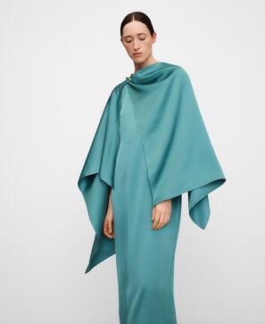 Vestido largo satinado con chal