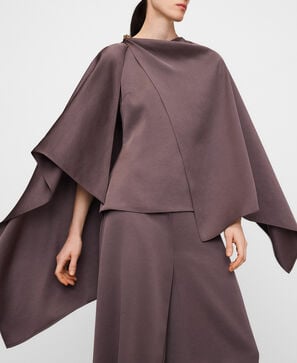 Top asym&eacute;trique satin&eacute; avec cape