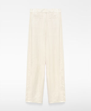 Flowing trousers with forward seam