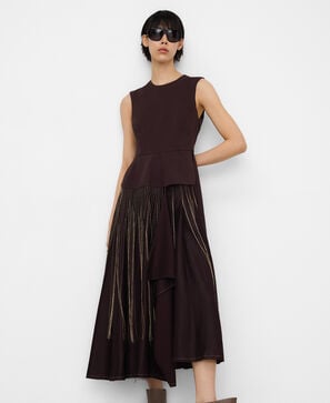 Vestido falda capa bordada