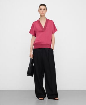 T-Shirt aus doppeltem Stoff mit V-Ausschnitt