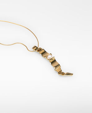 Metal piece necklace with pearl woman