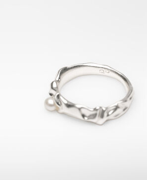 Thin metal ring with pearl woman