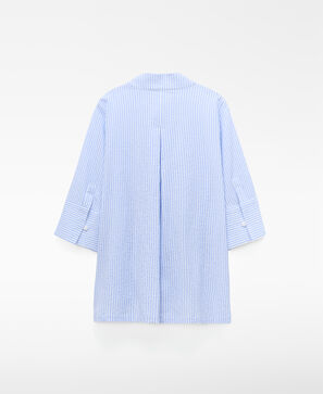 Camisa com gola em V &agrave;s riscas em seersucker