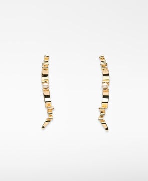 Metal earrings with pearls woman