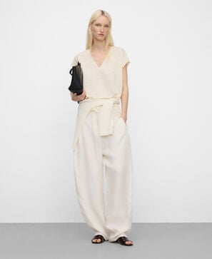 Gerades T-Shirt mit V-Ausschnitt aus europ&auml;ischem Leinen