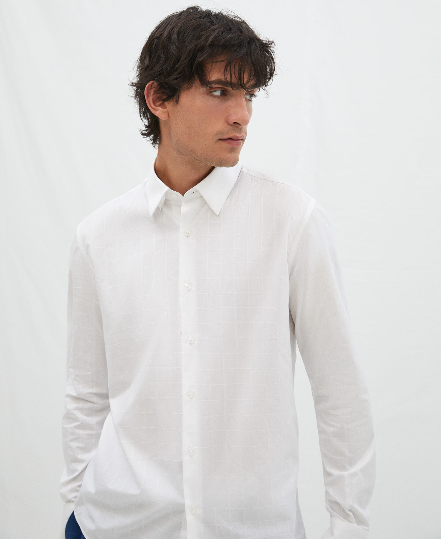 隠しボタンの下襟付きシャツ