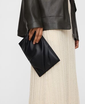 Clutch acolchado frunces piel