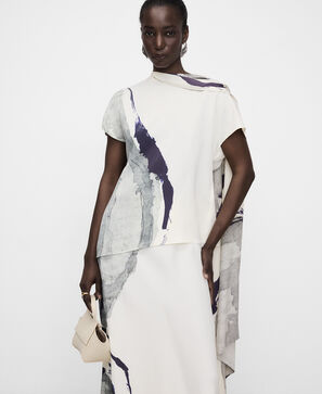 Top asim&eacute;trico estampado con pa&ntilde;uelo