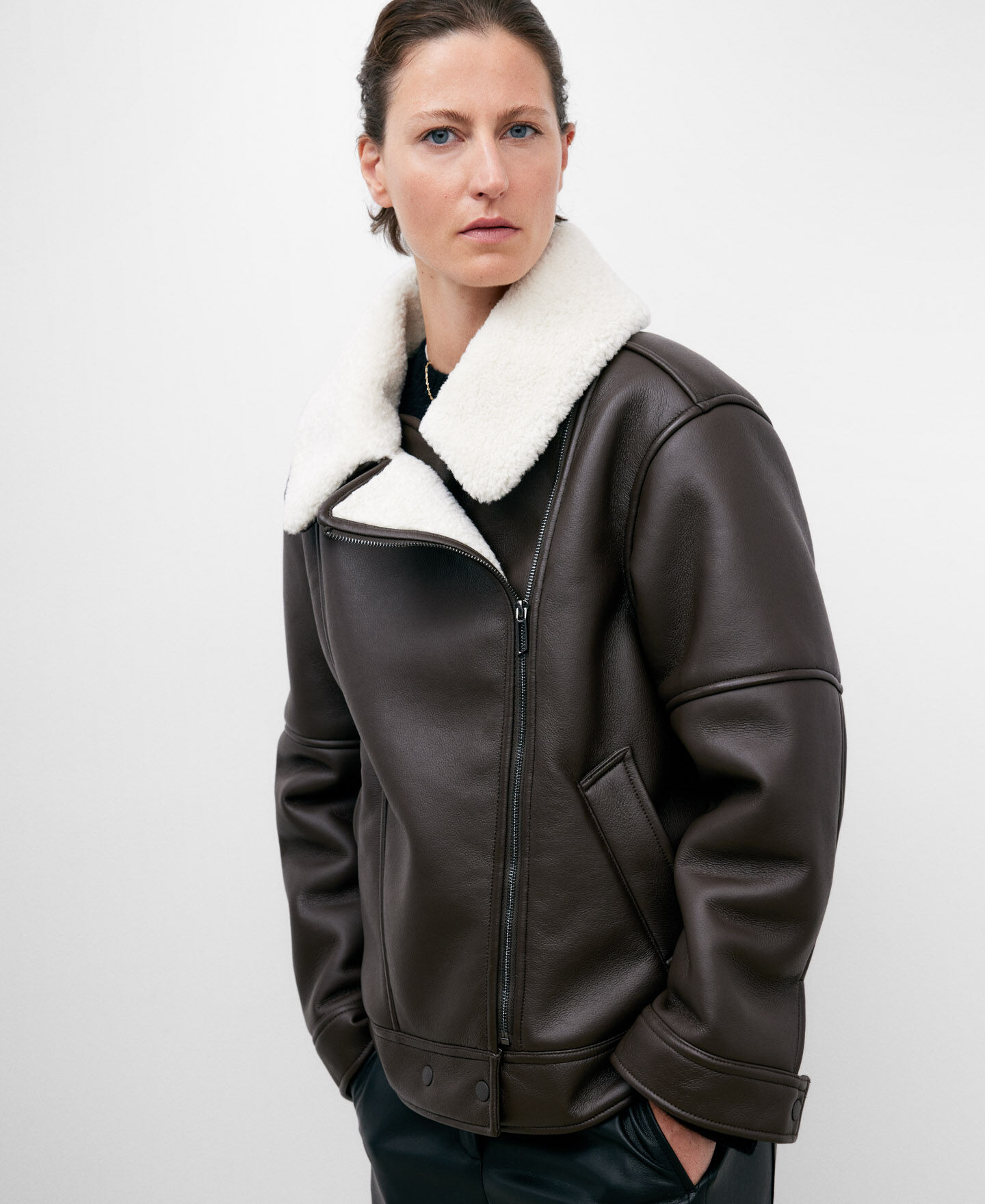 Cross outlet zip jacket