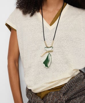 Necklace with movable resin pieces