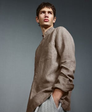 Camisa com gola mao e bolsos em linho europeu