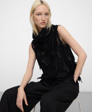 Top semitransparente con flecos