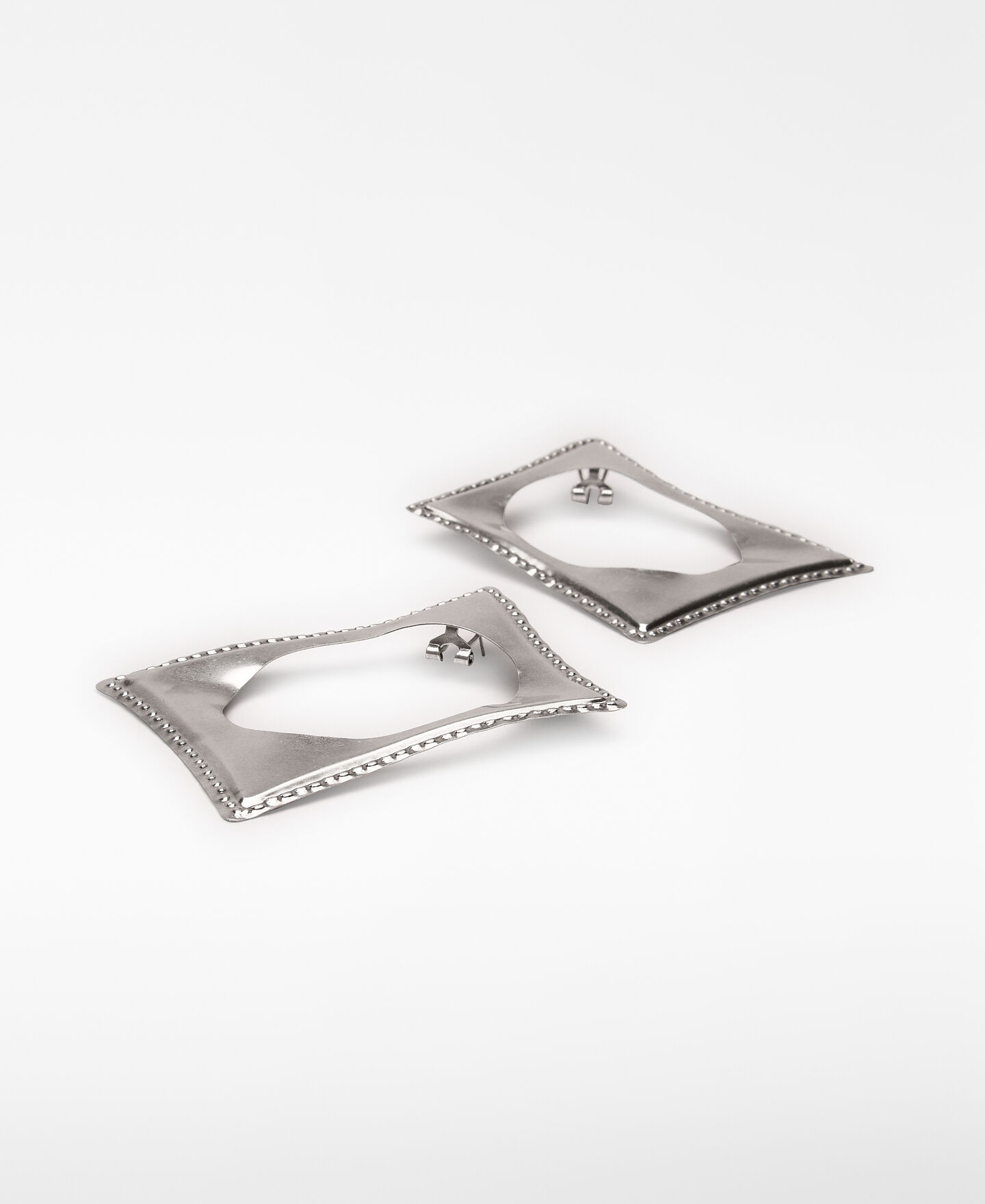 Mircico Enilish 美品 Maxi silver embossed earrings woman | AD UK