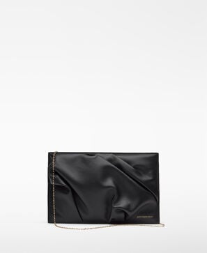 Clutch acolchado frunces piel