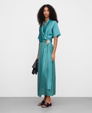 Robe crois&eacute;e en satin avec boucle