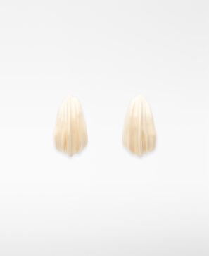 Brincos de argola com relevo em metal lacado