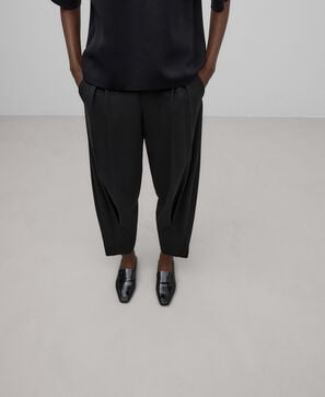 Pantal&oacute;n jogger corte frontal mujer