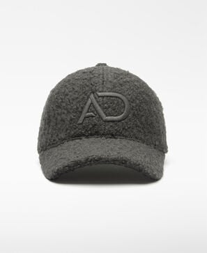 Embroidered logo textured cap woman