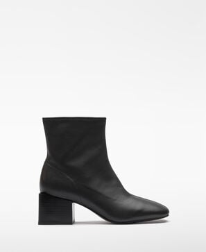 Leather round-toe ankle boot woman