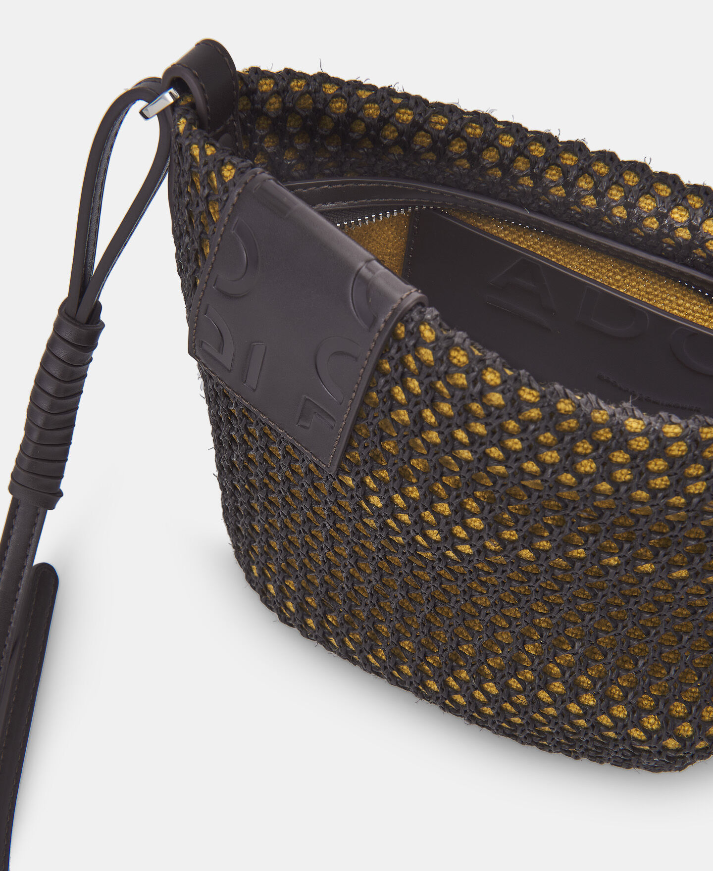 Bandolera marr n en rafia calada