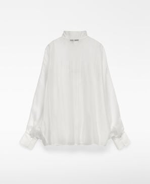 オーバーサイズのシアーシャツ