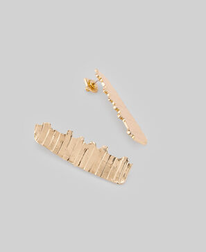 Flat textured earring woman