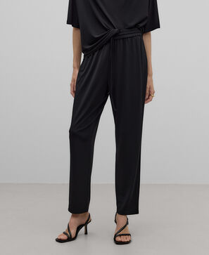 Pantal&oacute;n jogger negro mujer