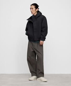 Chaqueta t&eacute;cnica capucha