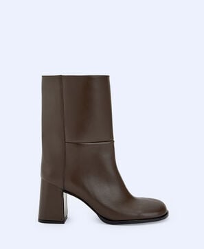 Wide collar leather boot