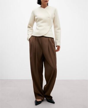 Pantalón pinzas marrón mujer