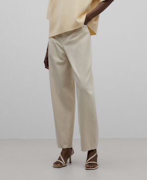 Pantal&oacute;n denim algod&oacute;n carrot fit mujer